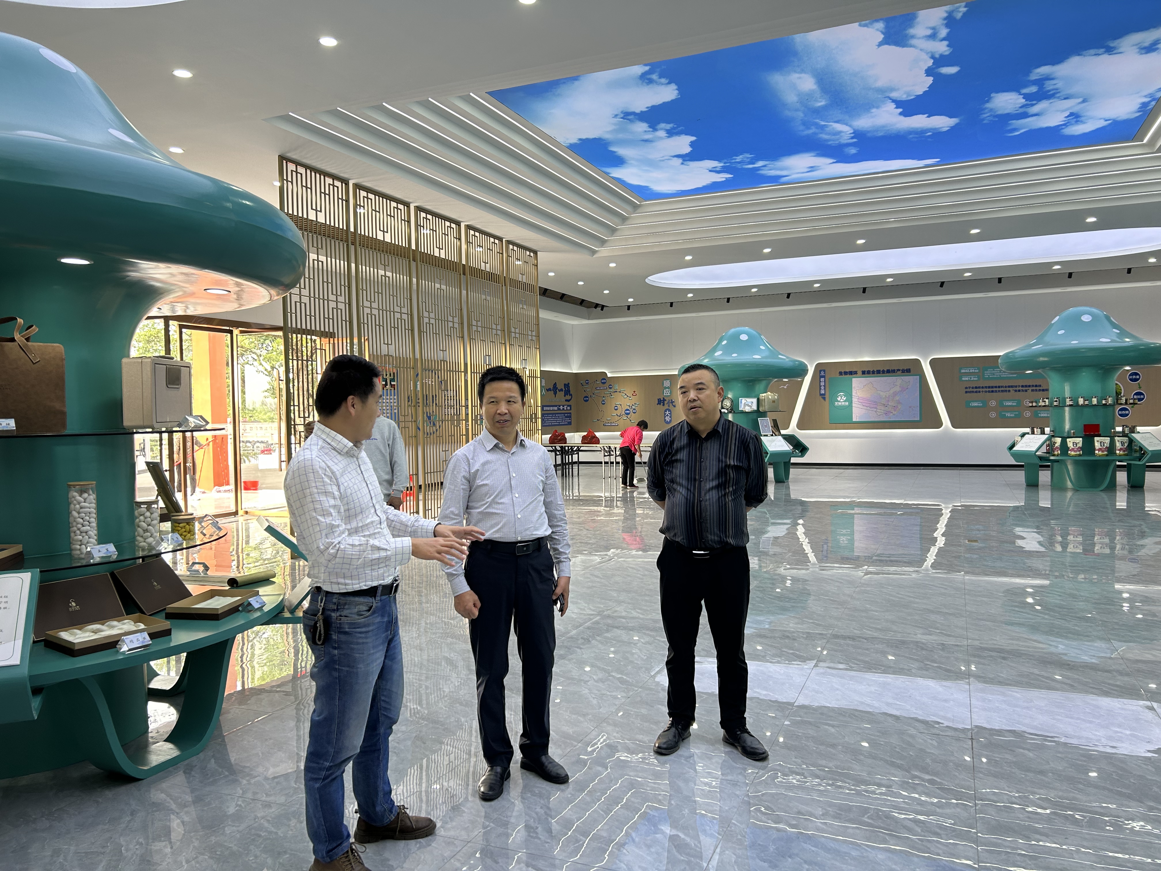 四川蚕研所指导工作.jpg 四川蚕研所指导工作.jpg