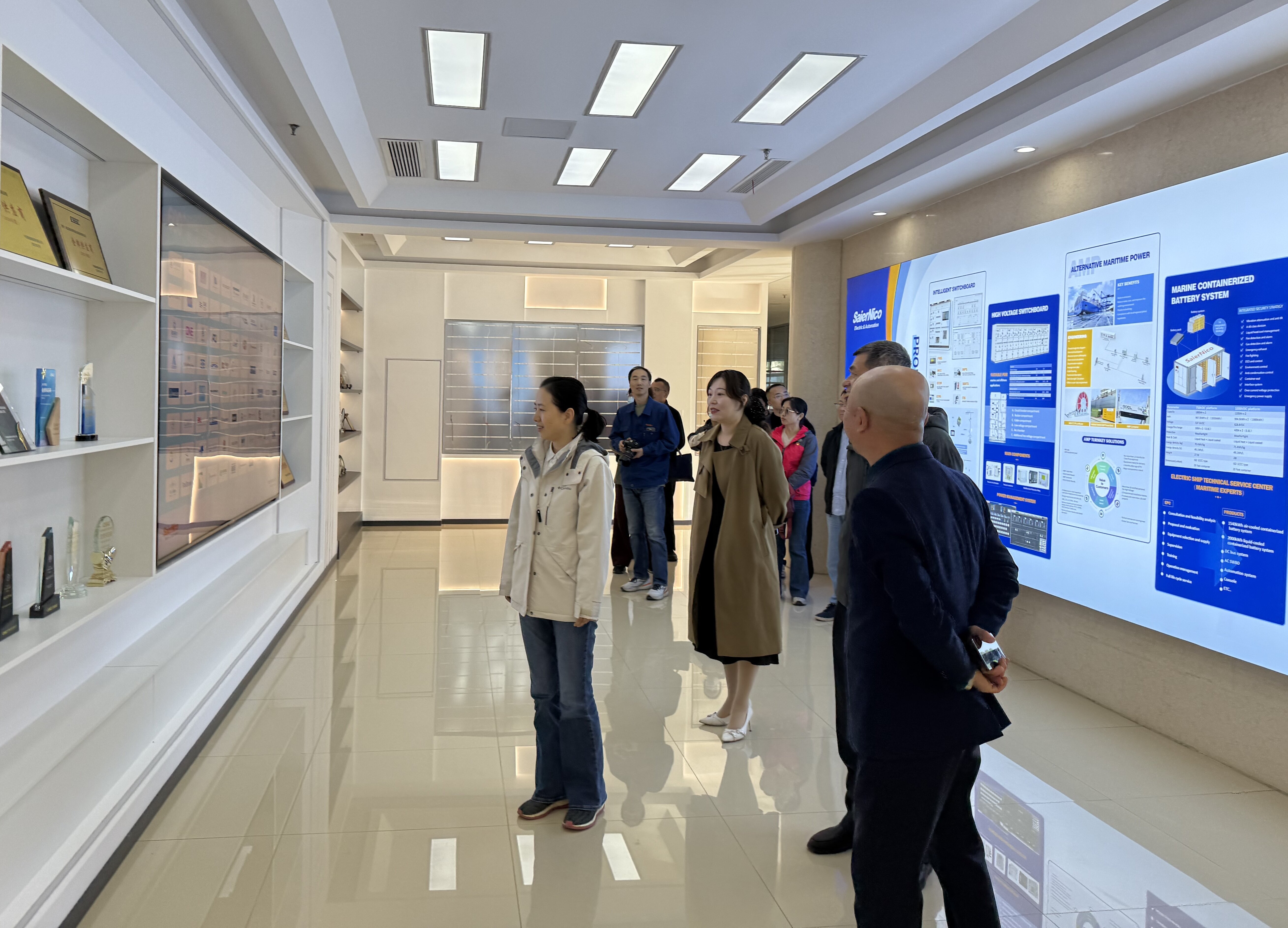 1761298856174532.jpg 参观展厅.jpg